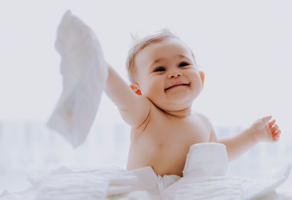 Сухой и здоровый новорождённый после правильной смены подгузника